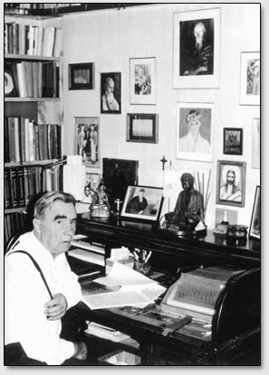 Павел Федорович Беликов за своим письменным столом, г. Козе-Ууэмыйза, Эстония, 29 июля 1981 г.