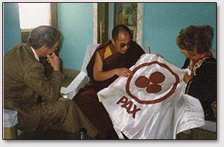 Далай-Лама и Алисия Родригес, 1990