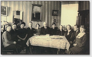 Гофмейстер Владимир (в центре) с членами кружка по изучению Агни Йоги, Нюрнберг, 1950-60-е года.