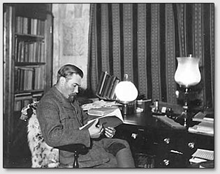 Директор института "Урусвати" Ю.Н.Рерих в рабочем кабинете в Нагаре, 1932 г.