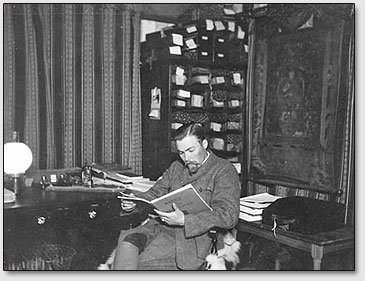 Директор института Урусвати Ю.Н.Рерих в рабочем кабинете в штаб-квартире института в Кулу, 1931.