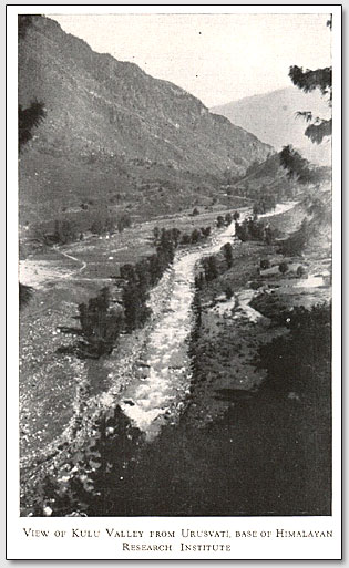 Вид на долину Кулу и речку Беас из института "Урусвати". Фото из журнала "Урусвати", номер 1, 1931 год, стр. 91.