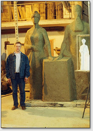 Фото 2. Скульптор С.В.Манцерев перед глиняным прототипом памятника Рерихам.