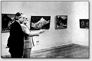 С.Н.Рерих и министр культуры СССР П.Н.Демичев на персональной выставке С.Н.Рериха в Москве, 1974 г.