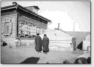 Н.К.Рерих (справа) и М.Лихтман в Улан-Баторе возле дома, где они жили несколько несколько месяцев в период с 1926 г. по 1927 г.