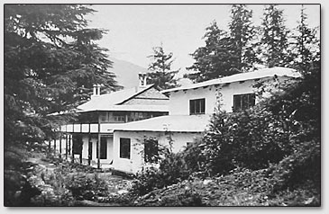Медицинский корпус (на переднем плане) института "Урусвати" в Кулу, 1931-33 года