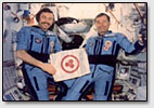 Космонавты А.Баландин и Г.Стрекалов со Знаменем Мира на борту косм. станции "Мир", 1990 г.